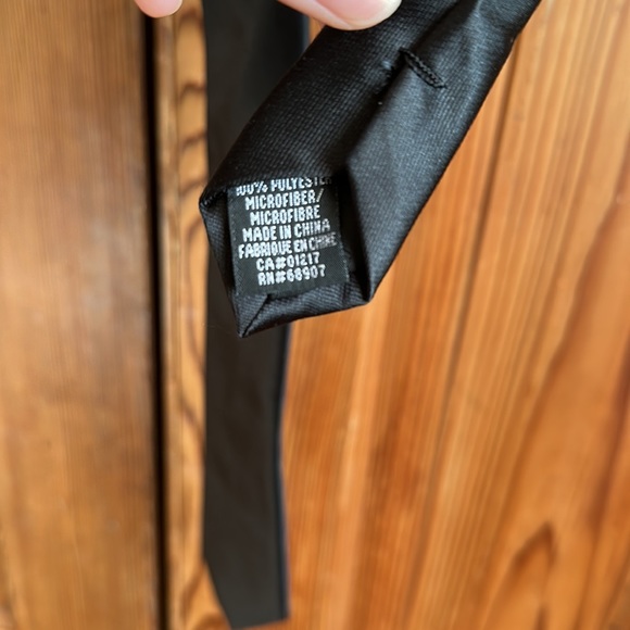 Black satin Le Chateau tie - Picture 2 of 4